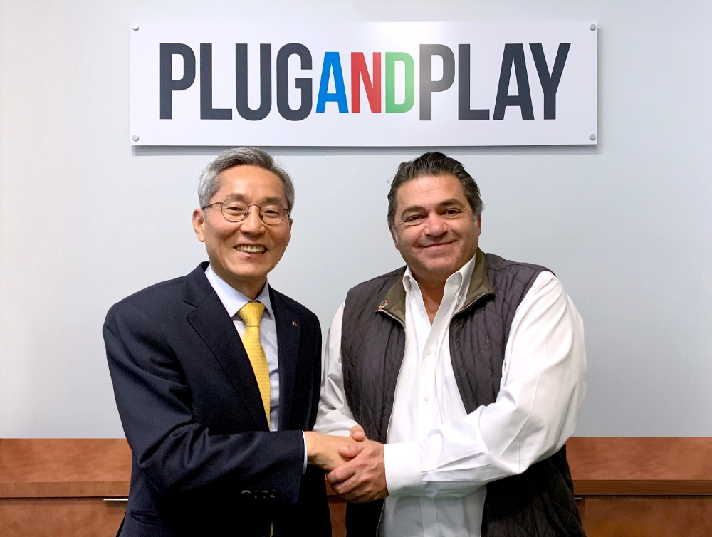 지난 4월 실리콘밸리 ‘PLUG and PLAY’ 본사에서 악수를 나누고 있는 KB금융그룹 윤종규 회장(왼쪽)과 ‘PLUG and PLAY’  Saeed Amidi 대표(오른쪽) / 사진= KB금융지주
