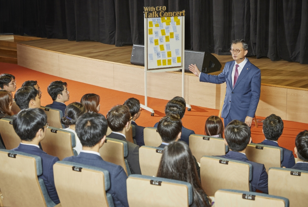 △신입사원들과 함께하는 토크 콘서트에서 강연 중인 여승주 한화생명 사장(사진 오른쪽) / 사진=한화생명