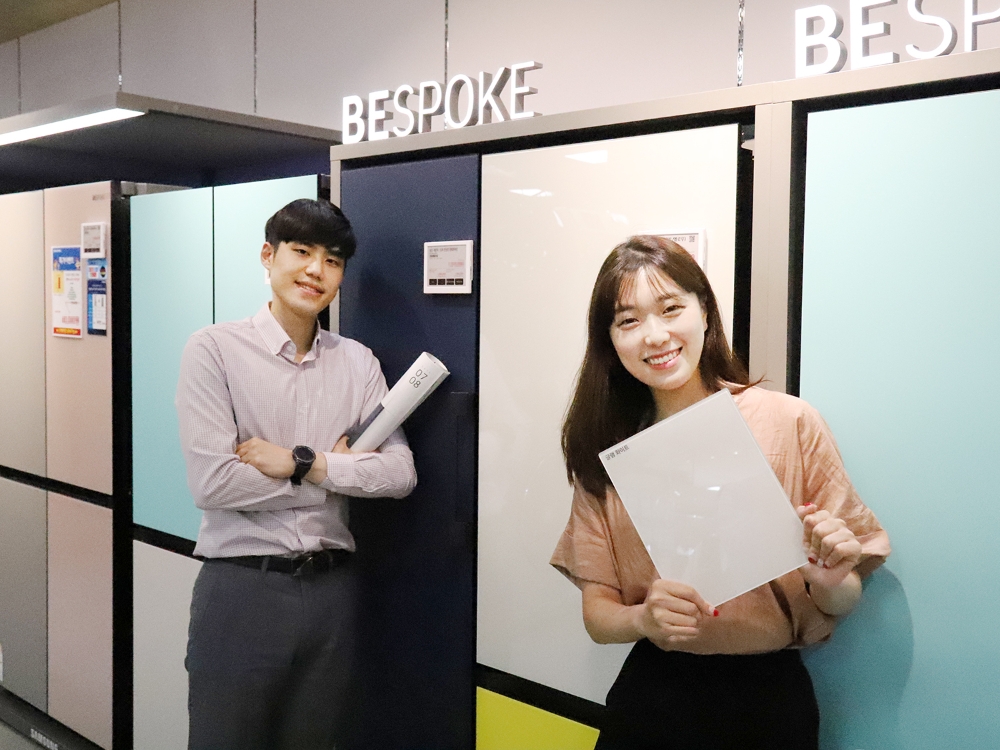 롯데하이마트 대치점에서 모델들이 행사 냉장고를 선보이고 있다. /사진제공=롯데하이마트