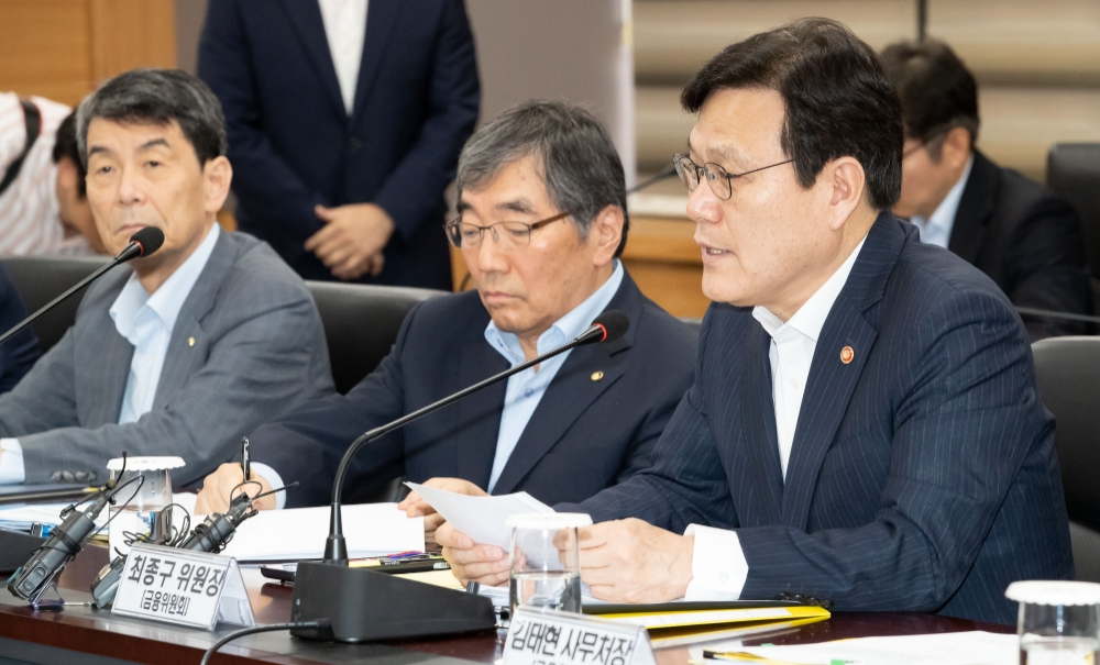 최종구 금융위원장(가장 오른쪽)이 8월 3일 정부서울청사에서 열린 일본 수출규제 대응 간담회에서 모두발언을 하고 있다. / 사진= 금융위원회