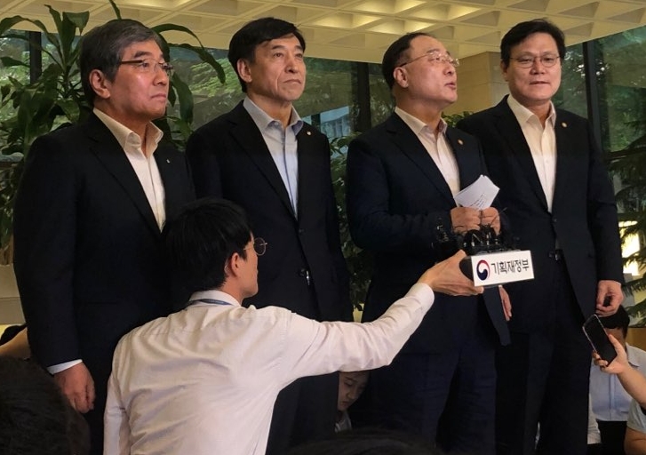 (왼쪽부터) 윤석헌 금융감독원장, 이주열 한국은행 총재, 홍남기 경제부총리 겸 기획재정부 장관, 최종구 금융위원장이 7일 오전 서울 명동 은행회관에서 열린 ‘긴급 거시경제금융회의’ 직후 기자들의 질의에 답하고 있다./사진=한국금융신문