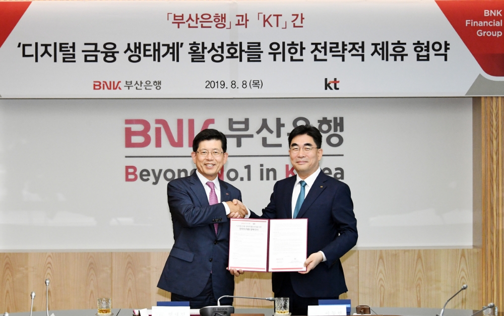 (왼쪽부터) 부산은행 빈대인 은행장, KT 미래플랫폼사업부문장 이동면 사장이 협약식 후 기념촬영을 하고 있다./사진=부산은행