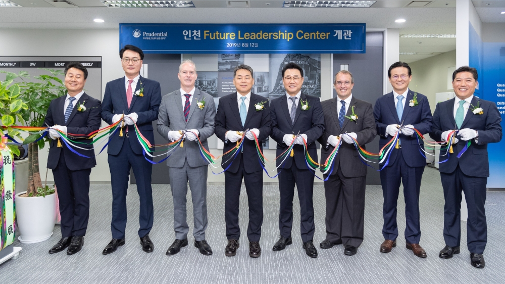 △푸르덴셜생명은 커티스 장 푸르덴셜생명 사장(왼쪽에서 네 번째)를 비롯 관계자 40여 명이 참석한 가운데 12일 인천광역시 부평동에 보험전문가 양성을 위한 교육 시설인 인천 ‘퓨처리더십센터(Future Leadership Center)’를 오픈했다. / 사진=푸르덴셜생명