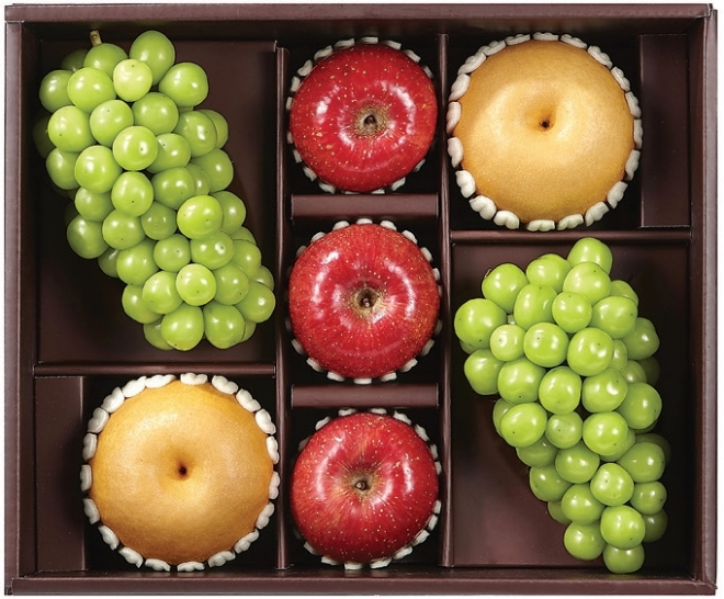 현대백화점은 다음 달 추석을 앞두고 서로 다른 종류의 상품을 함께 넣은 이색 명절 선물세트를 선보인다. /사진=현대백화점그룹.