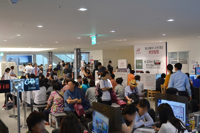 현대건설 '힐스테이트 과천 중앙' 견본주택에 방문한 수요자들은 높은 관심을 보였다. /사진=현대건설