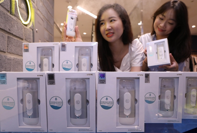 데백화점에 따르면 올해 1월부터 7월까지 홈 뷰티 디바이스 상품군의 매출은 전년 동기 대비 103.7% 이상 신장했다. /사진=롯데쇼핑.