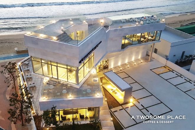 투썸플레이스는 ‘늦캉스’를 계획하는 고객들을 위해 휴가철 가기 좋은 매장을 소개했다. /사진=투썸플레이스.