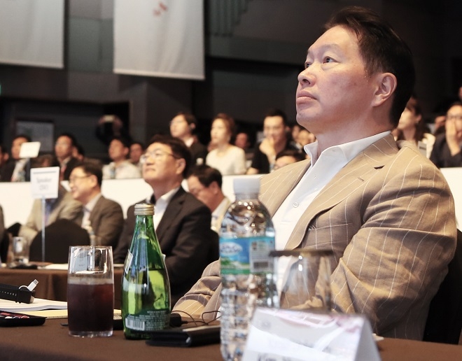 최태원 SK 회장이 19일 오전 서울 광장동 워커힐 호텔에서 열린 2019 이천포럼 개막식에서 기조세션을 듣고 있다. (사진=SK)