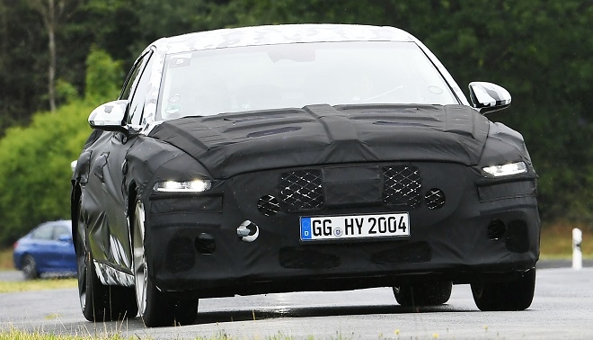 신형G80 추정 차량이 독일 뉘르부르크링 트랙에서 테스트 주행을 하고 있다. (사진=현대차)