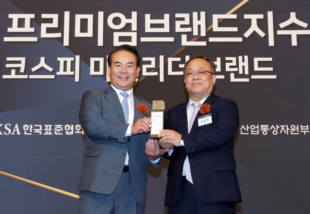 신한은행은 20일 서울 중구 을지로 소재 롯데호텔에서 진행된 ‘2019 프리미엄 브랜드지수(KS-PBI)’ 시상식에서 6년 연속 은행 부문 1위, 12년 연속 PB 부문 1위를 수상했다. 신한금융그룹 브랜드홍보 부문 이병철 부문장(왼쪽)과 한국표준협회 이상진 회장(오른쪽)이 시상식을 마치고 기념촬영을 하고 있다. / 사진= 신한은행