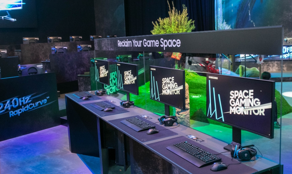 △삼성전자는 8월 20일 개막한 게임스컴 2019서 최신 게이밍 모니터 3종을 공개했다. 체험존에 전시된 '스페이스 게이밍 모니터' 32형의 모습/사진=삼성전자