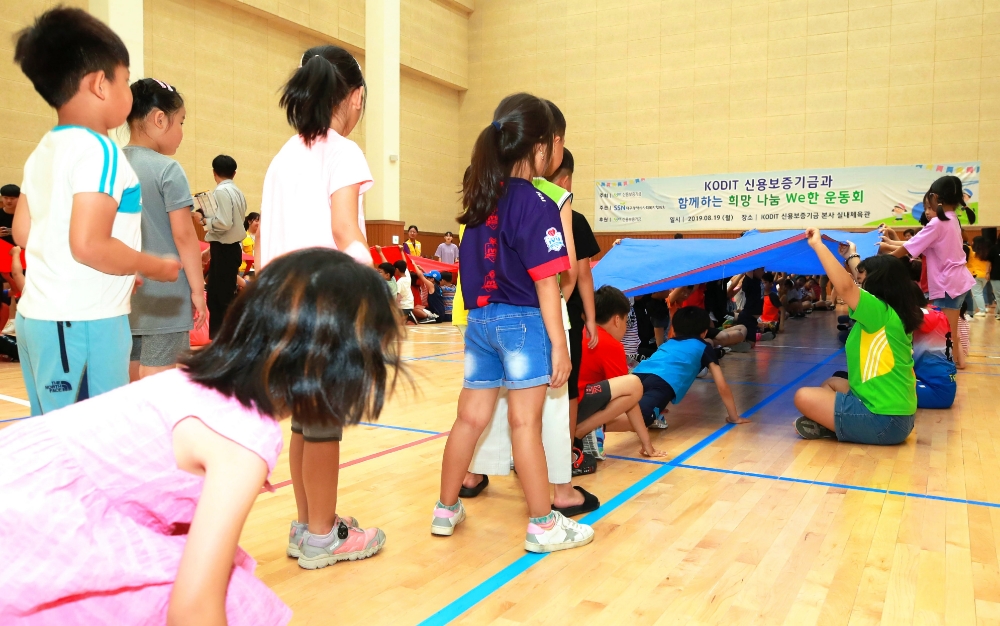 신용보증기금이 대구광역시사회복지협의회, 동구지역아동센터연합회와 함께 19일 대구 본점 실내체육관에서 개최한 ‘지역아동과 함께하는 명랑운동회’에서 단체게임을 하고 있다./사진=신용보증기금