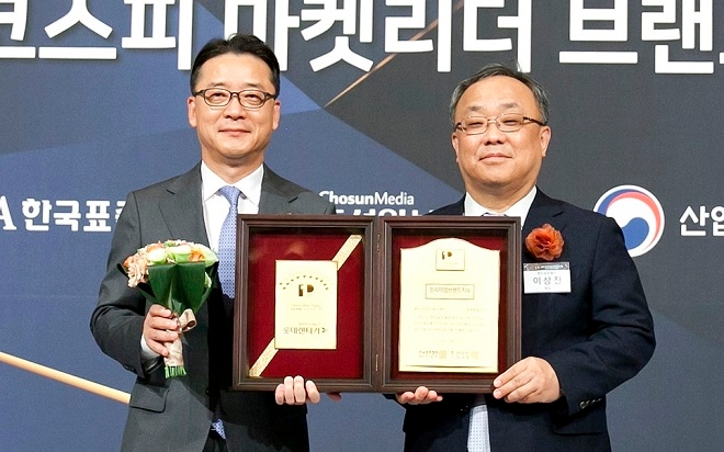 롯데렌탈 경영지원부문장 남승현 상무(왼쪽)과 한국표준협회 이상진 회장. (사진=롯데렌탈)