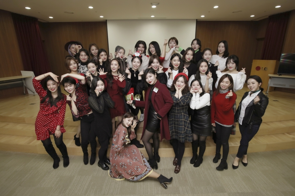 LG생활건강 내추럴 뷰티크리에이터 1기 참가자들이 지난해 12월 LG생활건강 본사에서 열린 교육 수료식에 참석해 새로운 출발을 다짐하고 있다. /사진제공=LG생활건강