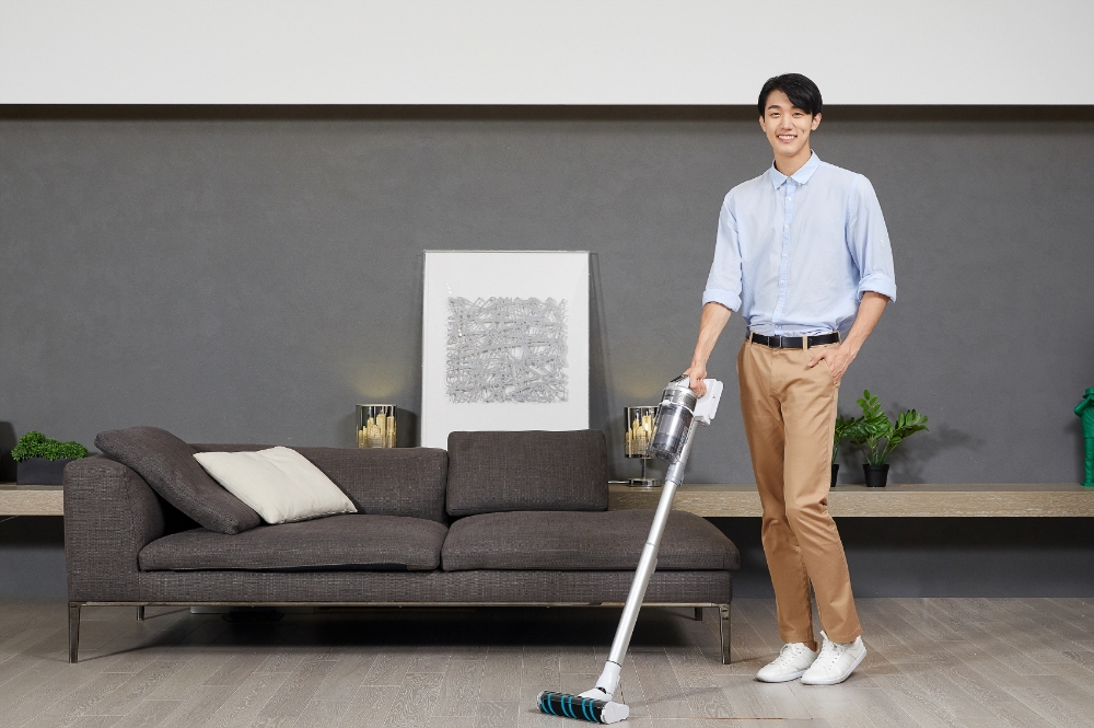 △삼성전자 모델이 프리미엄 무선 청소기 삼성 제트 신규 모델을 홍보하고 있다/사진=삼성전자