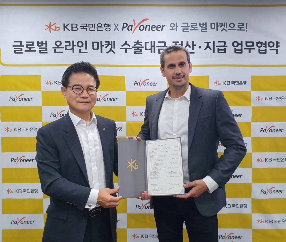 KB국민은행은 글로벌 대금 수취 통합 금융 솔루션 기업인 페이오니아와 '글로벌 온라인 마켓 수출대금 정산 지급 업무협약'을 체결했다. (왼쪽부터) 신덕순 KB국민은행 중소기업고객그룹 대표, 이얄 몰도반(Eyal Moldovan) 페이오니아 수석부사장. / 사진= KB국민은행