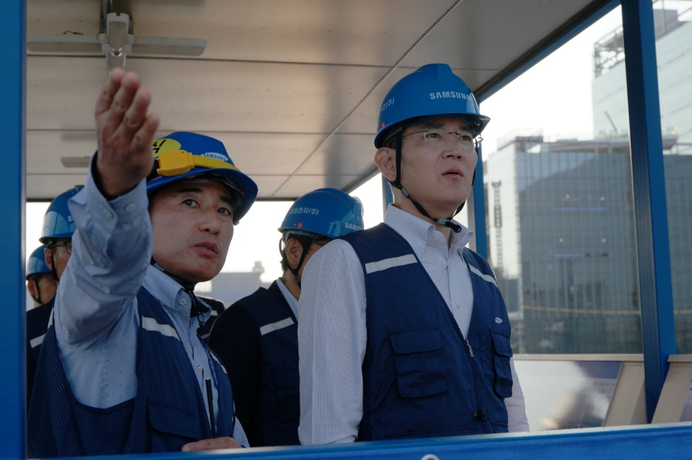 △지난 9일 경기도 평택시에 위치한 삼성전자 반도체 평택2사업장에서 신규라인 건설 현장을 점검하는 이재용 부회장의 모습/사진=오승혁 기자(자료 편집)