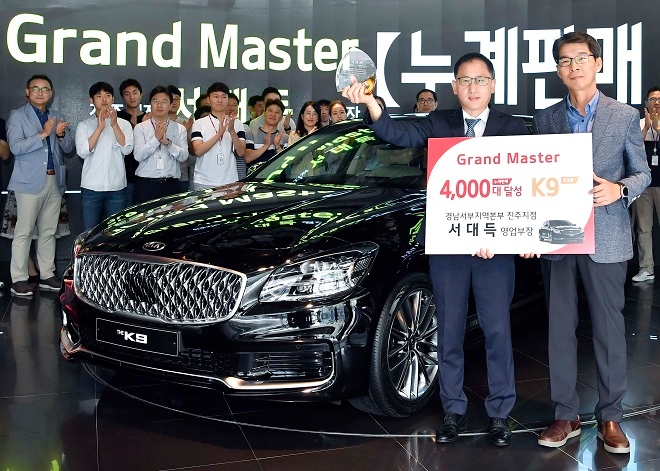 서대득 기아차 영업부장(왼쪽)과 권혁호 기아차 국내사업본부장이 기념촬영을 하고 있다. (사진=기아차)