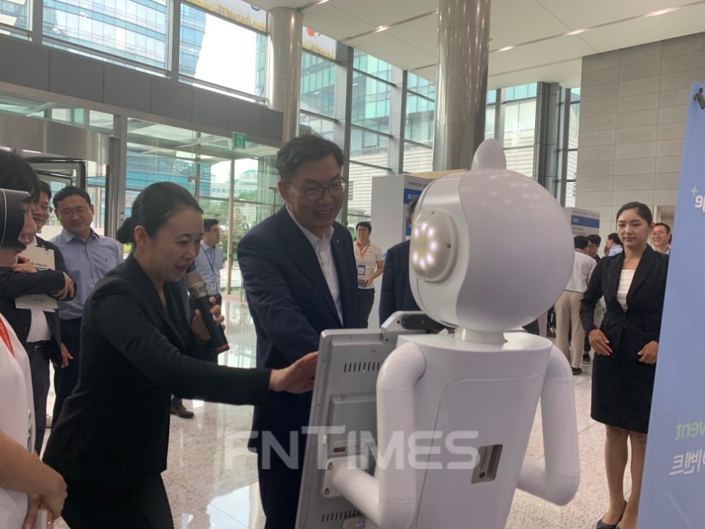 이대훈 NH농협은행장이 'NH디지털 챌린지+ 데모데이' 시작 전 참가 스타트업 부스를 방문하고 체험하고 있다./사진=전하경 기자