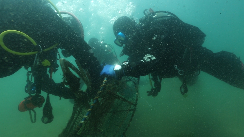 △포스코 클린오션봉사단이 포항 흥환리 앞바다에서 수중 정화 활동을 하는 모습/사진=포스코