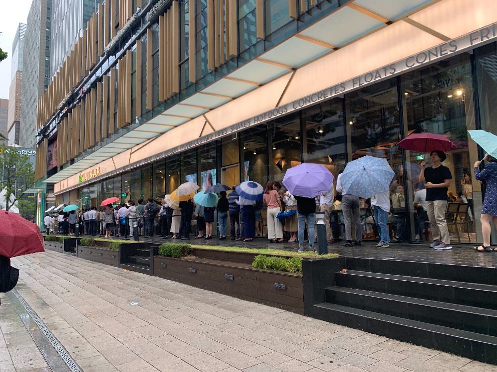 쉐이크쉑 종각점 오픈 첫날인 29일 11시부터 12시 사이 30여명의 인파가 입장을 위해 대기행렬을 이뤘다. /사진=구혜린 기자