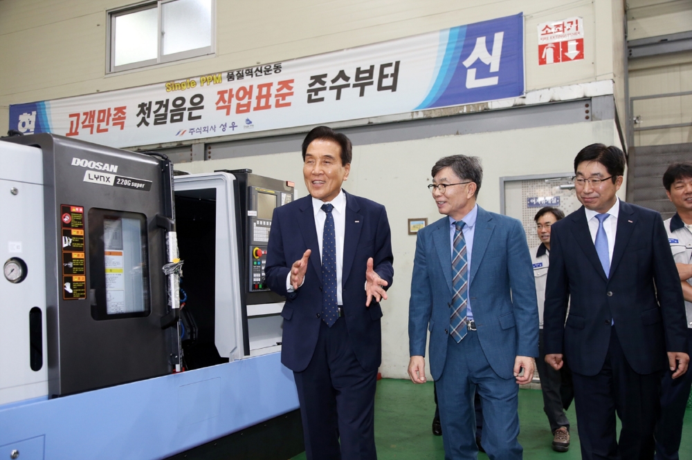 김지완 BNK금융지주 회장(왼쪽), 황윤철 경남은행장(오른쪽)이 기업 성우를 방문해 현장경영을 하고 있다./사진=BNK금융