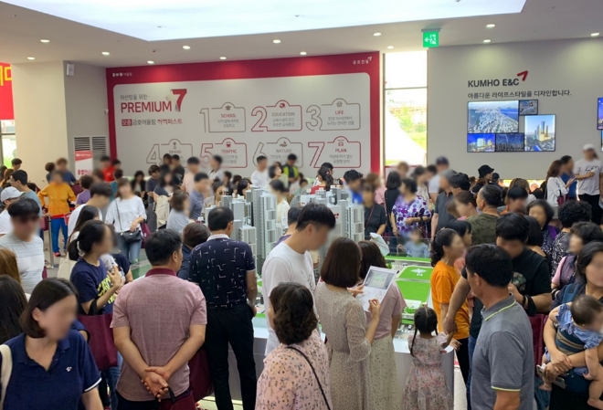 지난 30일 문을 연 ‘모종 금호어울림 아이퍼스트’ 견본주택에 주말 3일간 1만5천여명이 다녀갔다. 아산의 구도심인 모종동에서 4년만에 공급되는 새 아파트로 수요자들의 관심이 뜨겁다. /사진=금호건설
