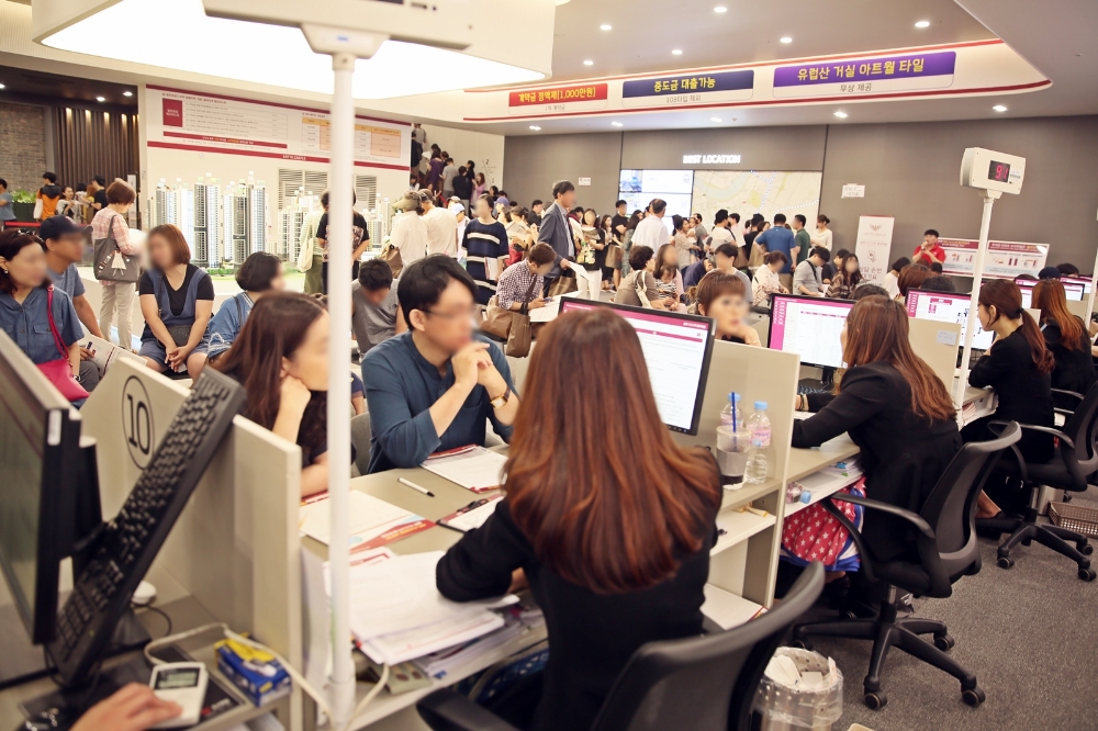 자세한 청약 상담을 받는 내방객들과 상담을 기다리는 내방객들. /사진=롯데건설