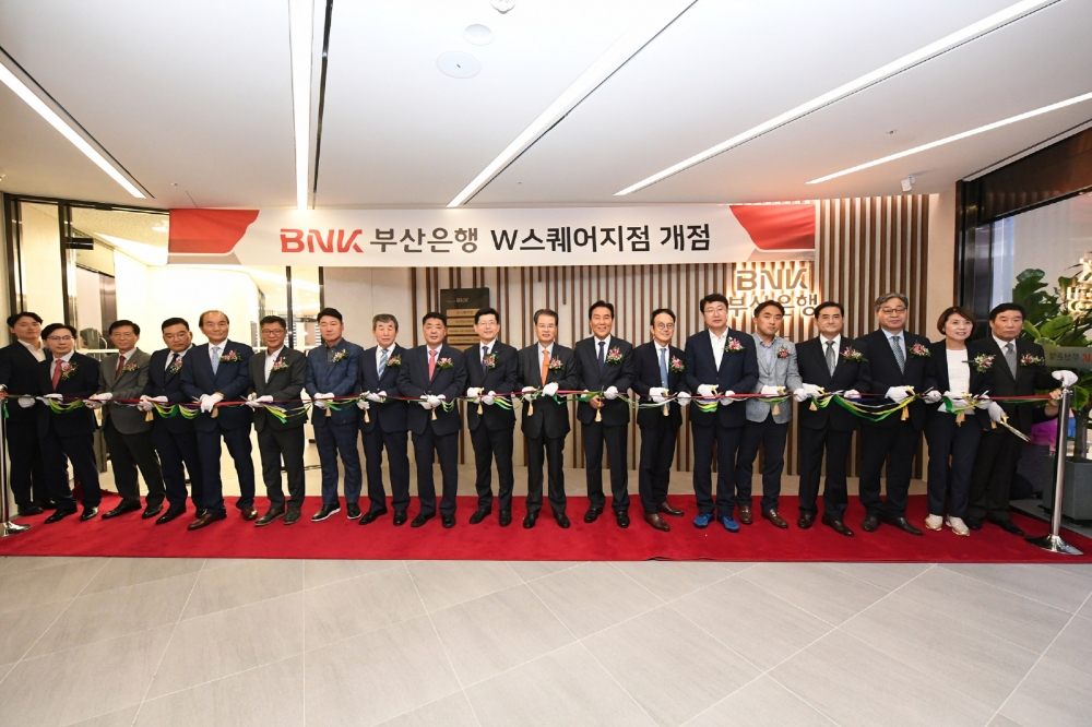 BNK부산은행(은행장 빈대인)은 2일 오전, 부산 남구 용호동 W스퀘어 상가 2층에 개점한 W스퀘어지점에서 귀빈들이 컷팅식을 하고 있다./사진=부산은행