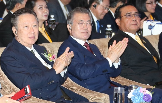 (왼쪽부터)박용만 대한상의 회장, 문재인 대통령, 쁘라윳 짠오차 태국 총리. (사진=대한상의)