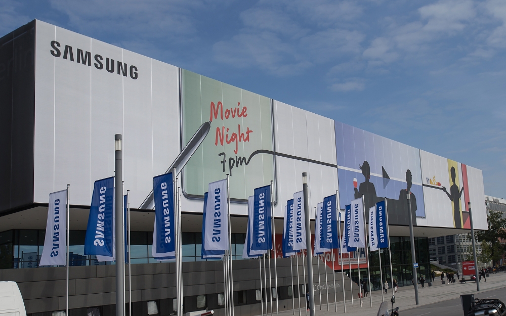 △독일 베를린 IFA 2019 속 삼성 단독 전시장이 마련된 건물 시티큐브 베를린에 삼성전자가 기획한 옥외 광고의 모습/사진=삼성전자 