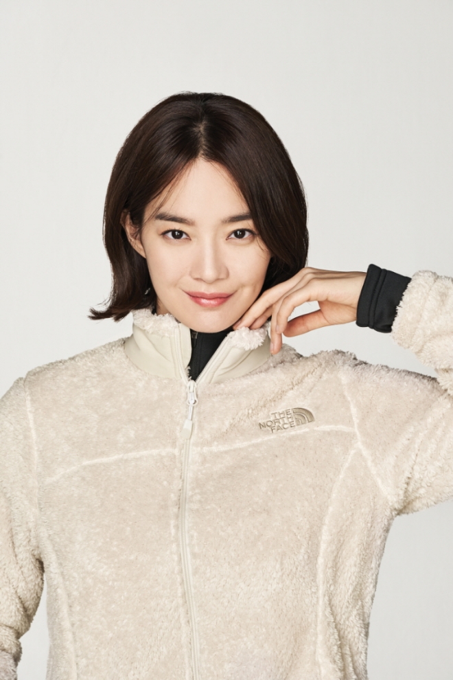 노스페이스는 새로운 홍보대사 신민아와 함께한 화보를 공개하며 2019 F/W 시즌의 주력 제품들을 선보였다. /사진=영원아웃도어.