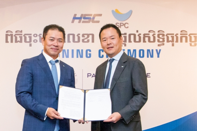 허진수 SPC그룹 글로벌 BU장(사진 오른쪽)은 캄보디아 HSC그룹과 조인트 벤처 계약을 체결했다. /사진=SPC그룹.