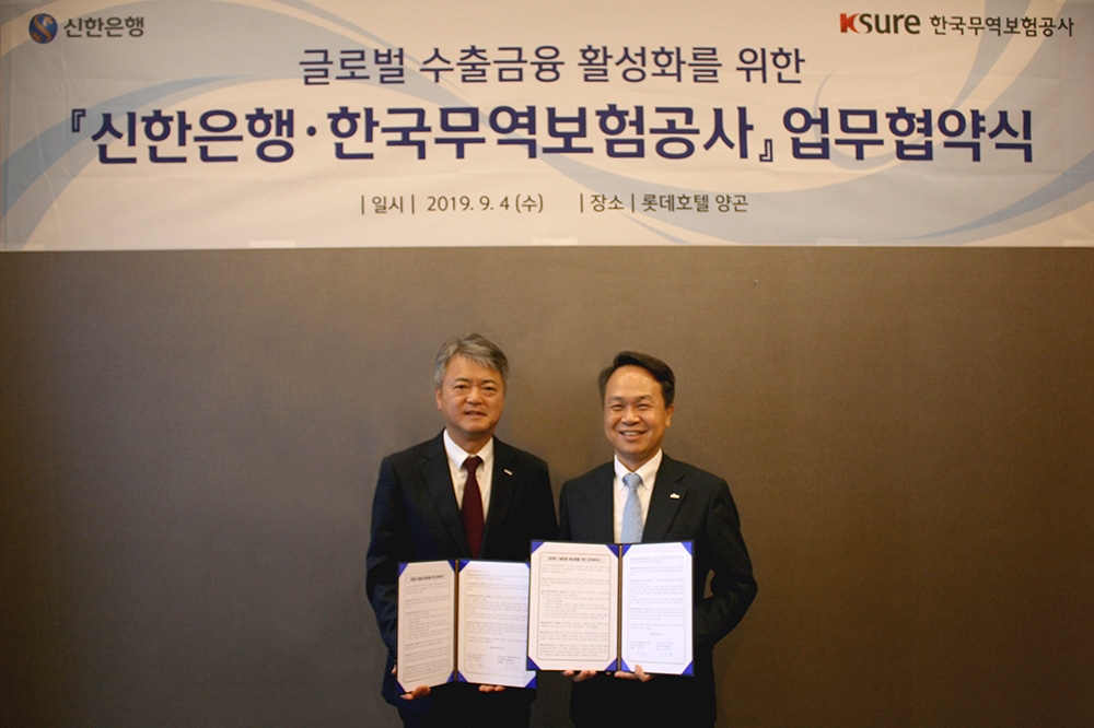 지난 4일 미얀마 양곤 롯데호텔에서 열린 ‘글로벌 수출금융 활성화를 위한 신한은행·한국무역보험공사 업무협약식’에서 진옥동 신한은행장(오른쪽)과 이인호 한국무역보험공사 사장(왼쪽)이 업무협약을 체결 후 기념 촬영하는 모습 / 사진= 신한은행