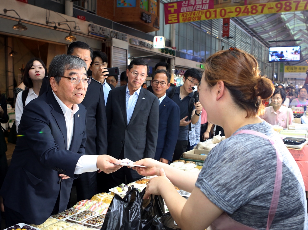 윤석헌 금감원장이 3일 윤석헌 금감원장이 3일 남구로시장에서 생필품을 구입하고 있다./사진=금융감독원