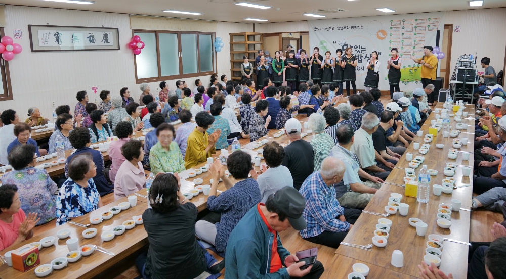 5일 '맛있는 제주만들기 ' 식당주인들과 호텔신라 임직원들이 특별자치도 서귀포시 대정읍 하모2리 노인회를 방문해 '맛있는 밥상' 봉사활동을 진행했다. /사진제공=호텔신라