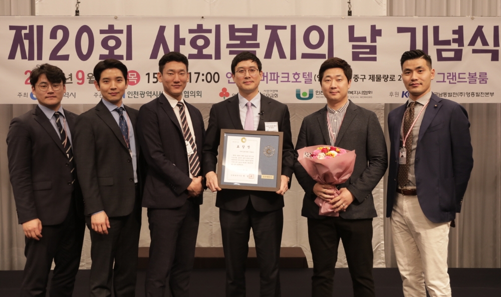 지난 5일 인천광역시 표창을 받은 CJ프레시웨이 헬씨누리팀 신승윤 팀장(왼쪽에서 네번째)을 비롯한 팀원들이 기념 사진을 찍고 있는 모습. /사진제공=CJ프레시웨이