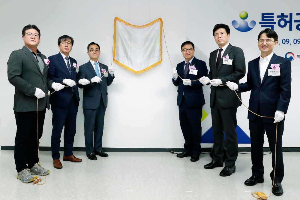 박원주 특허청장(왼쪽 3번째)과 정윤모 기보 이사장(왼쪽 4번째)이 특허공제에 가입한 기업들과 함께 특허공제운영센터 개소 기념 현판식을 갖고 있다./사진=기술보증기금