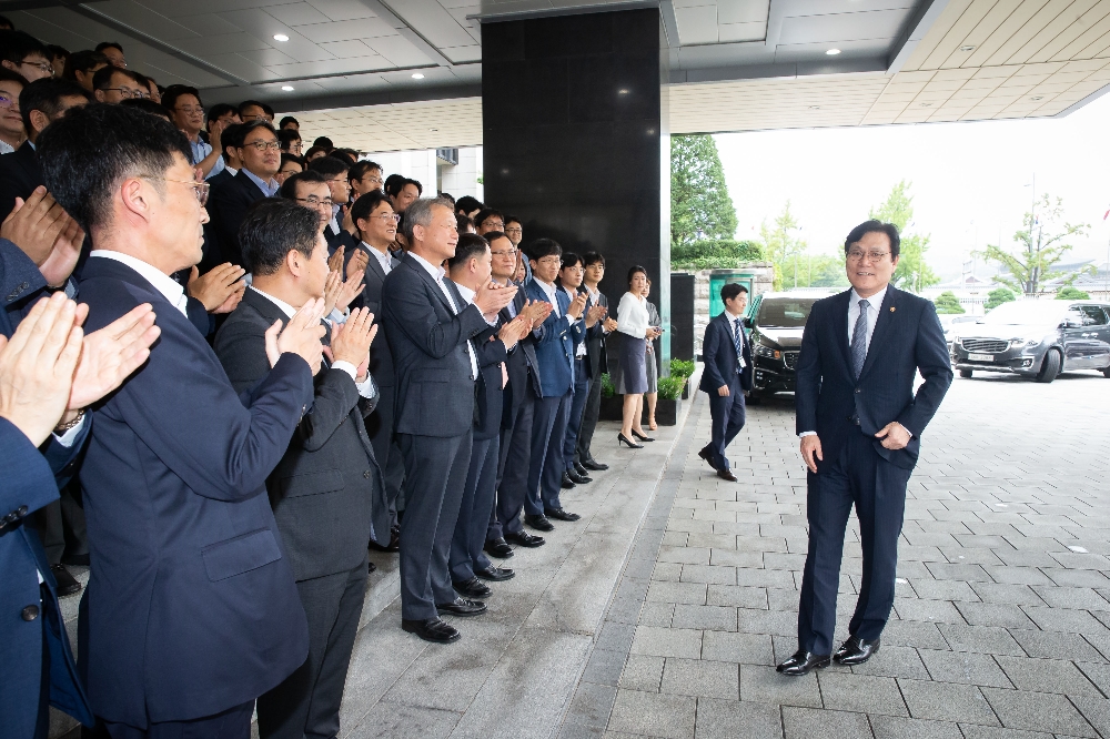 최종구 금융위원장이 9일 정부서울청사 별관에서 이임사를 하고 떠나며 금융위 직원들과 인사하고 있다. 금융위 직원들이 박수를 치고 있다. / 사진= 금융위원회(2019.09.09)