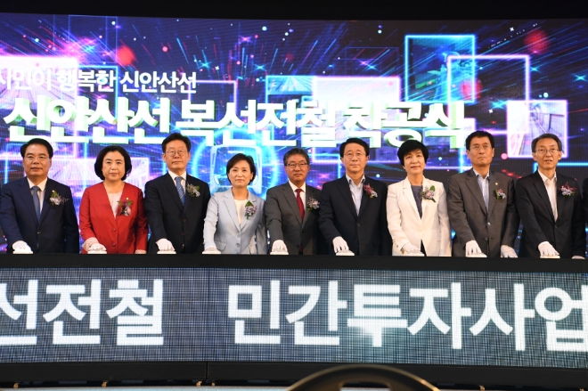 9일 신안산선 복선전철 착공식에 이영훈 포스코건설 사장(가운데, 왼쪽 다섯번째)과 김현미 국토교통부 장관(왼쪽 네번째), 이재명 경기도지사(왼쪽 세번째) 등의 인사가 참석했다. /사진=포스코건설