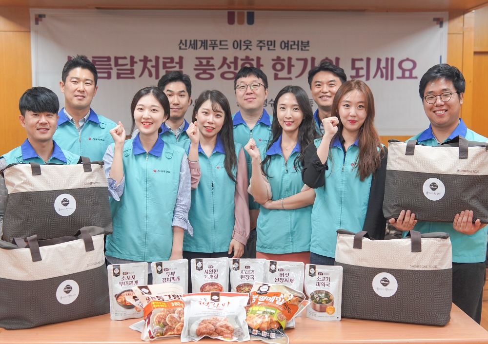 신세계푸드, 추석 맞아 독거노인 대상 가정간편식 전달