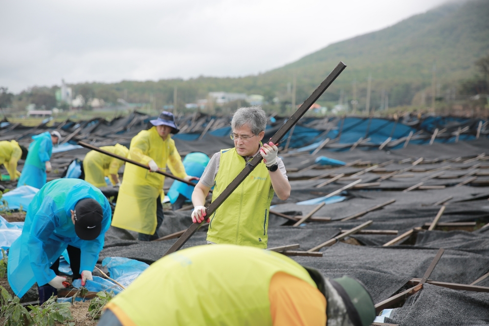 △태풍 '링링' 피해 복구 작업에 참여한 홍재은 NH농협생명 대표이사(가운데) / 사진=NH농협생명