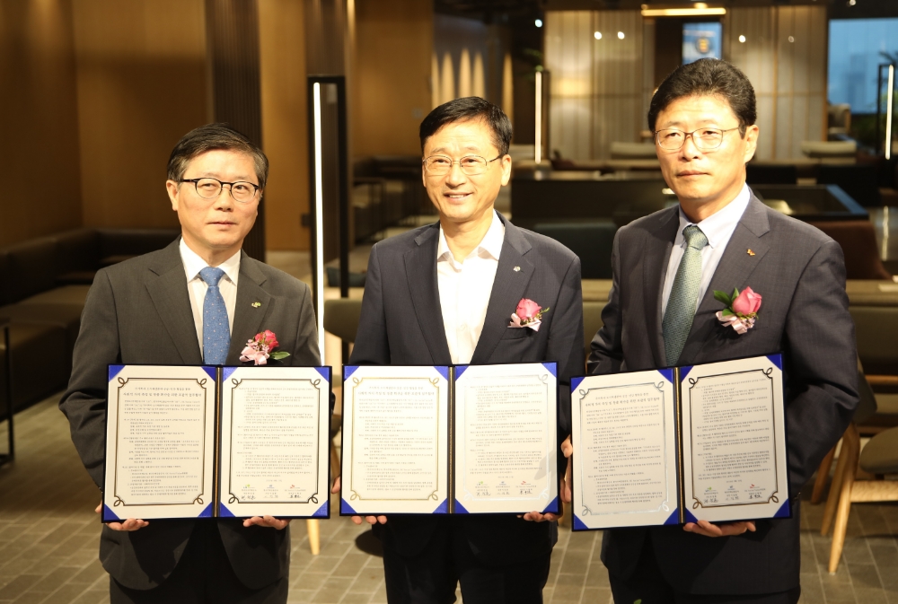 이정환 주택금융공사 사장(가운데)이 변창흠 한국토지주택공사 사장(왼쪽), 이형희 SK수펙스추구협의회 SV위원회 위원장(오른쪽)과 협약체결 후 기념촬영을 하고 있다./사진=주택금융공사
