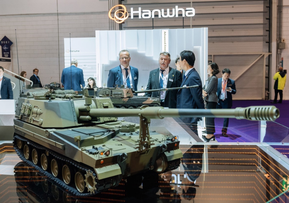 △한화 부스 속 K9 자주포 모형의 모습/사진=한화