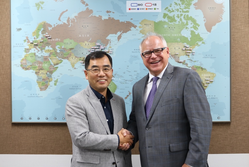 강신호 CJ제일제당 대표이사(왼쪽)과 팀 월즈 미네소타 주지사(오른쪽)이 협력 관계 논의 후 악수를 하고 있다. /사진제공=CJ제일제당