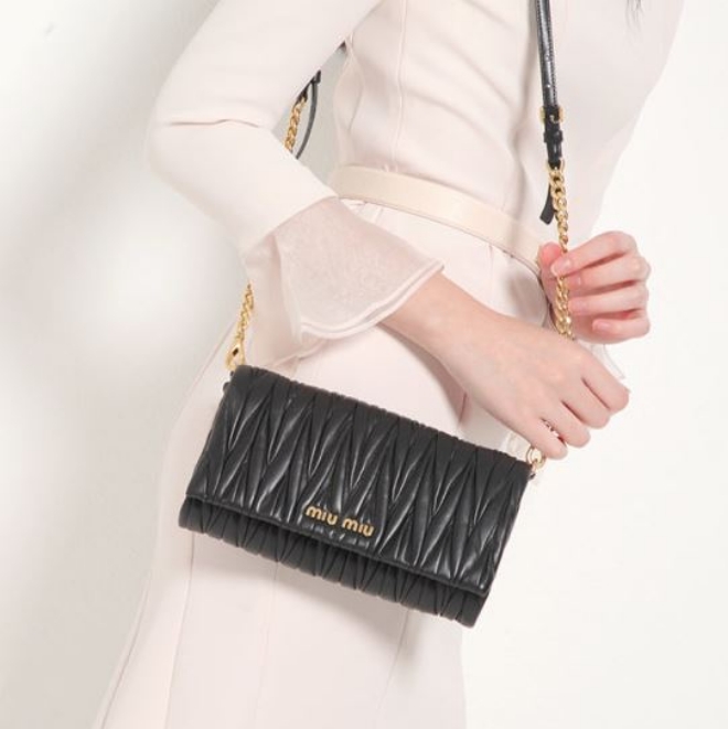 롯데닷컴은 오는 22일까지 명절 연휴 이후 본격 시작된 가을을 맞아 F/W(가을/겨울) 시즌에 포인트를 줄 수 있는 아이템들을 모아 선보이는 ‘나를 위한 쇼핑’ 행사를 진행한다. /사진=롯데쇼핑.