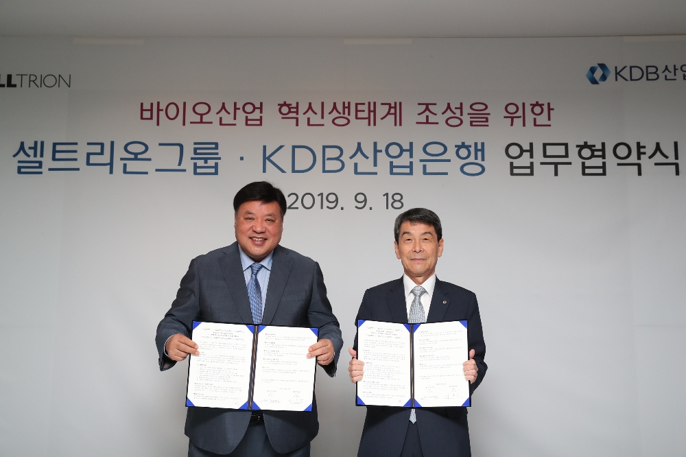 산업은행 이동걸 회장과 셀트리온그룹 서정진 회장은 18일 인천 송도 셀트리온 본사에서 '바이오산업 혁신생태계 조성을 위한 협약'을 체결했다. / 사진= 산업은행