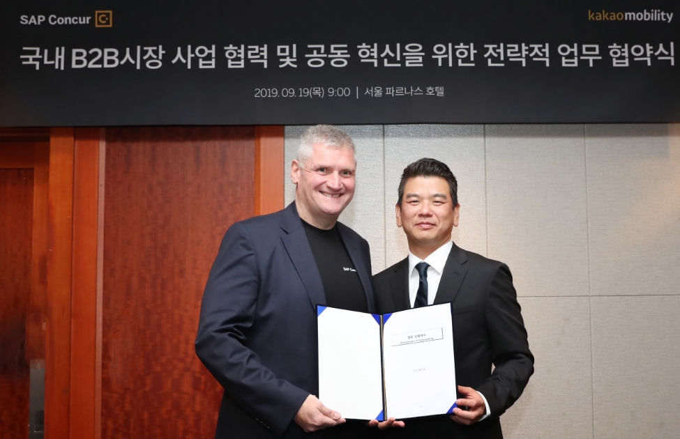 ●출장 및 경비지출관리 솔루션을 제공하는 글로벌 선두 기업인 ‘SAP Concur’가 카카오모빌리티와 국내 B2B 시장에서의 공동 혁신을 위한 전략적 업무 협약을 체결했다. 좌로부터, 앤디 왓슨 SAP Concur 아태지역 총괄, 안규진 카카오모빌리티 전무/사진=카카오모빌리티