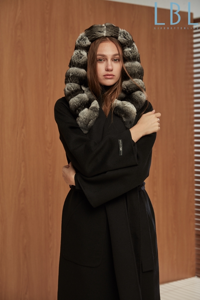 롯데홈쇼핑 자체 패션 브랜드 ‘LBL(Life Better Life)’은 오는 21일 오후 10시 30분, 최상급 모피로 꼽히는 친칠라 소재를 사용한 코트를 론칭한다. /사진=롯데홈쇼핑.