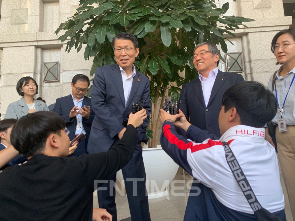 은성수 금융위원장(왼쪽)과 윤석헌 금융감독원장이 회동 후 기자들과 이야기를 하고 있다./사진=전하경 기자